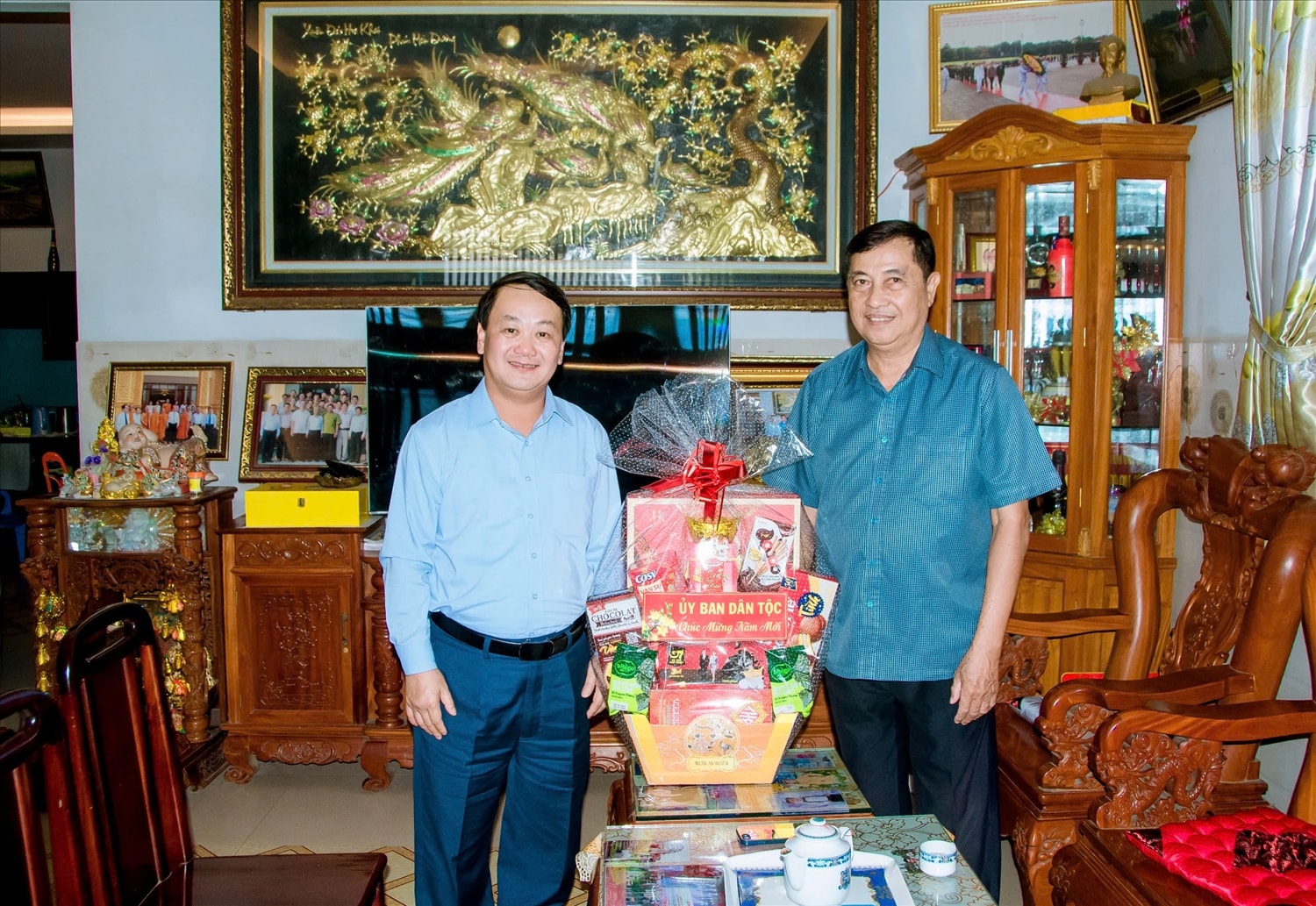 Bộ trưởng, Chủ nhiệm Hầu A Lềnh trao quà mừng năm mới đến Nguyên Thứ trưởng, Phó chủ nhiệm Uỷ Ban Dân tộc Sơn Phước Hoan Bộ trưởng, Chủ nhiệm Hầu A Lềnh trao quà mừng năm mới đến Nguyên Thứ trưởng, Phó chủ nhiệm Uỷ Ban Dân tộc Sơn Phước Hoan