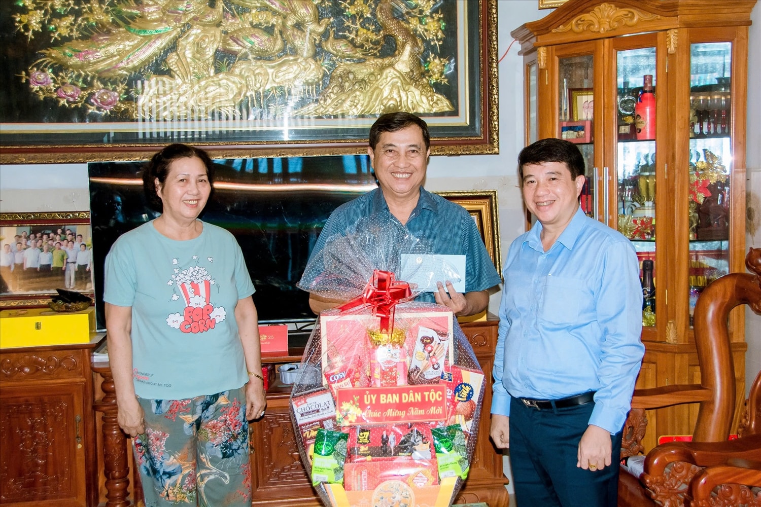 Chủ tịch Hội đồng Dân tộc Y Thanh Hà Niê K Đăm, trao quà đến Nguyên Thứ trưởng, Phó chủ nhiệm Uỷ Ban Dân tộc Chủ tịch Hội đồng Dân tộc Y Thanh Hà Niê K Đăm, trao quà đến Nguyên Thứ trưởng, Phó chủ nhiệm Uỷ Ban Dân tộc
