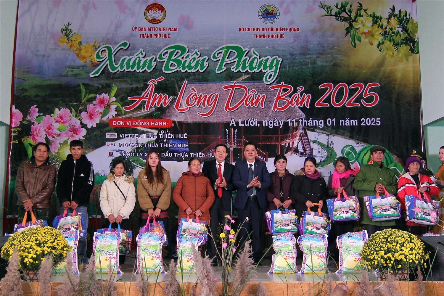 Lãnh đạo TP. Huế trao quà Tết cho các gia đình khó khăn