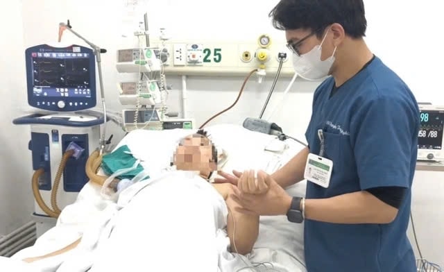 Bệnh nhân được điều trị kết hợp phương pháp y học cổ truyền, phục hồi chức năng bằng điện châm, xoa bóp nhẹ nhàng và kết hợp tập vận động... Bệnh nhân được điều trị kết hợp phương pháp y học cổ truyền, phục hồi chức năng bằng điện châm, xoa bóp nhẹ nhàng và kết hợp tập vận động...