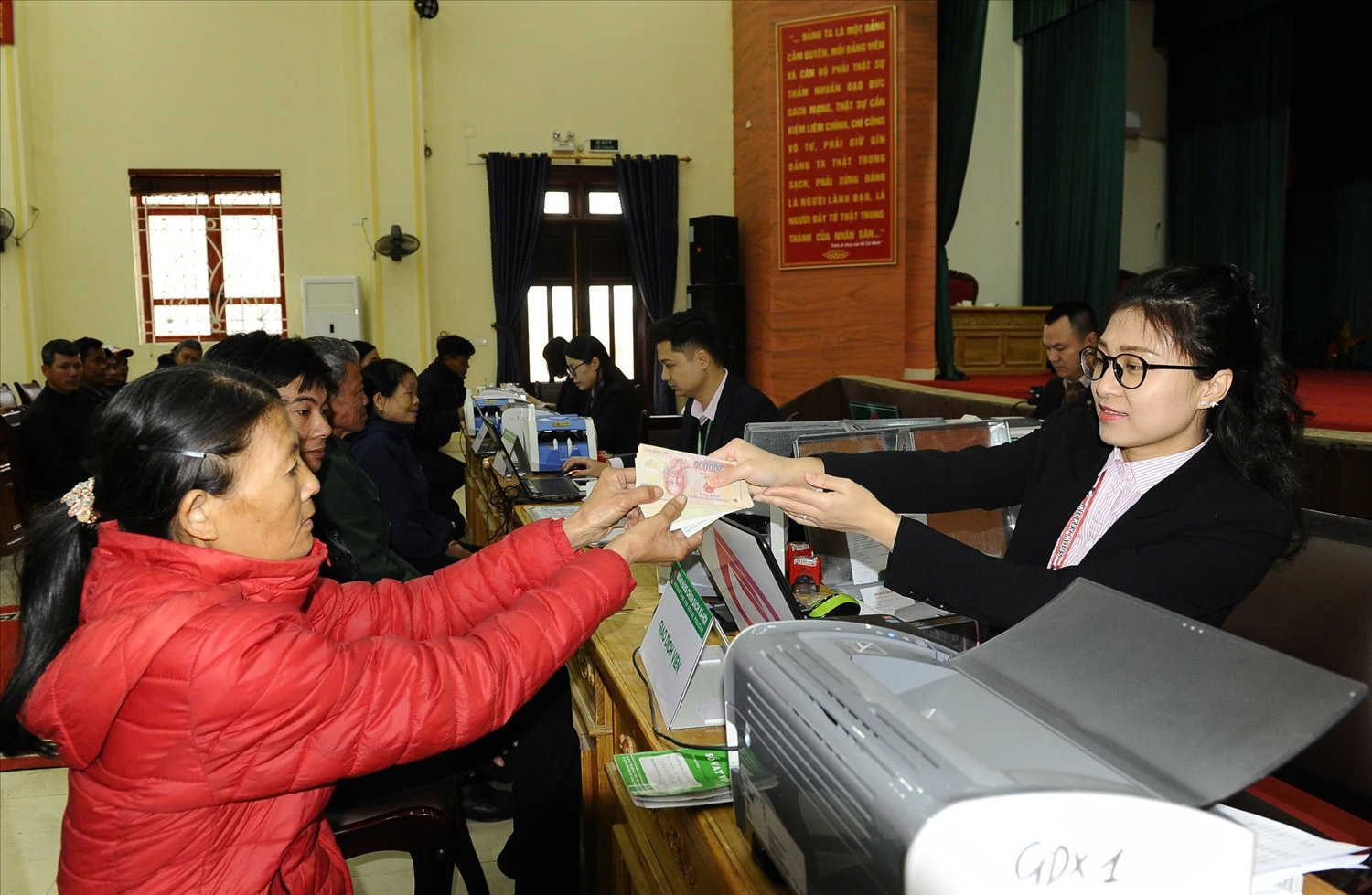 Người dân xã Hùng Cường, thành phố Hưng Yên nhận vốn vay ưu đãi từ NHCSXH ngay tại  Điểm giao dịch xã