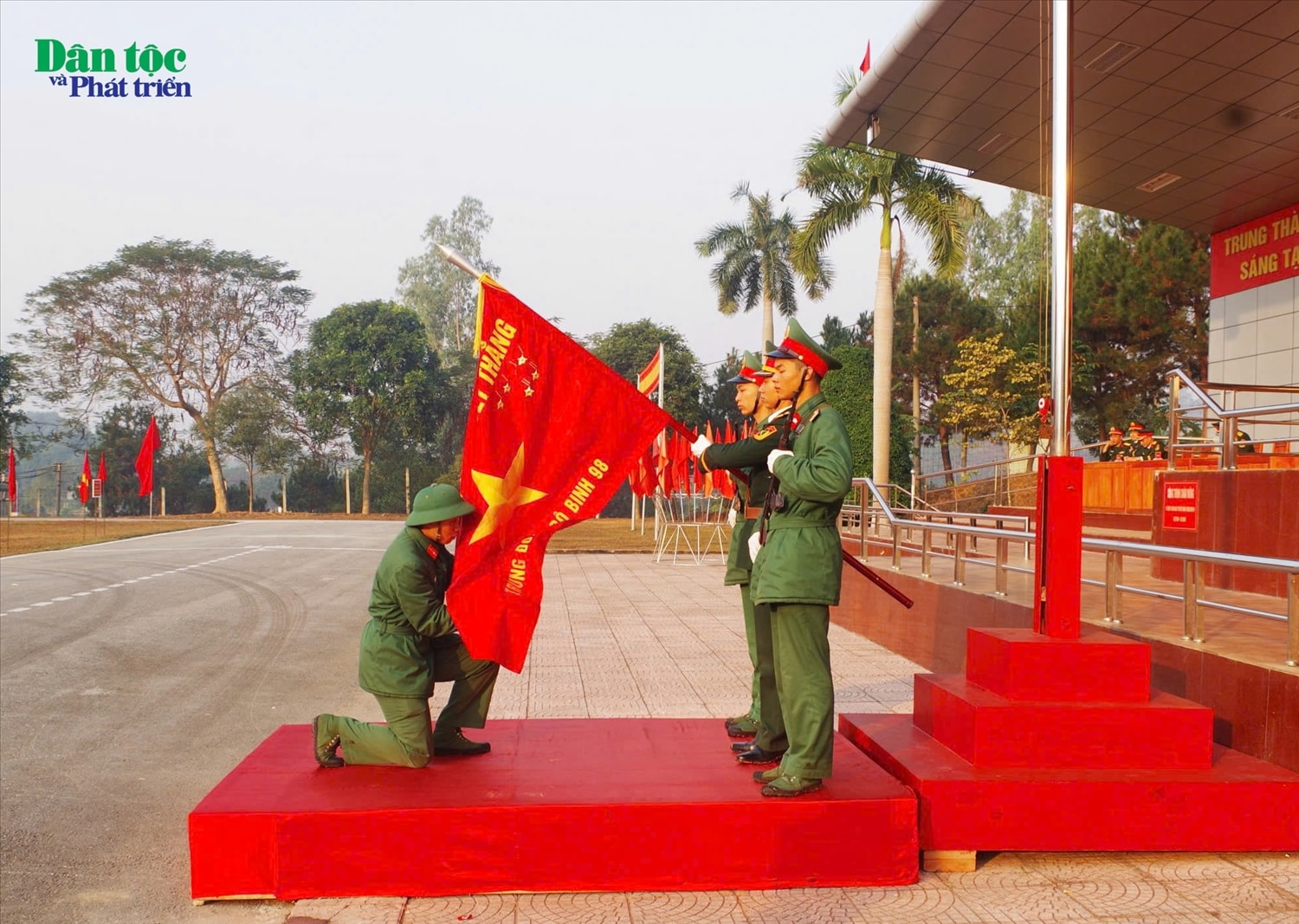 Chiến sĩ hoàn thành nghĩa vụ quân sự tại Trung đoàn 98 thực hiện nghi lễ tuyên thệ Chiến sĩ hoàn thành nghĩa vụ quân sự tại Trung đoàn 98 thực hiện nghi lễ tuyên thệ