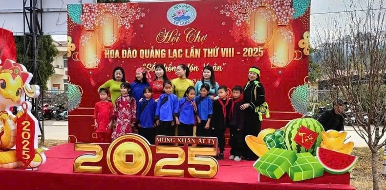 Đông đảo bà con gần xa tham dự Hội chợ hoa đào Quảng Lạc, thành phố Lạng Sơn Đông đảo bà con gần xa tham dự Hội chợ hoa đào Quảng Lạc, thành phố Lạng Sơn