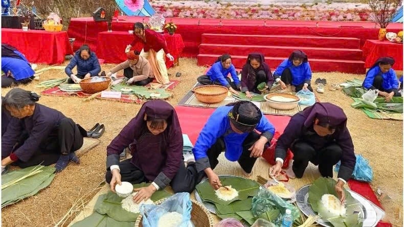 Bà con ở các thôn bản trong xã Quảng Lạc tham gia Hội thi gói bánh chưng truyền thống Bà con ở các thôn bản trong xã Quảng Lạc tham gia Hội thi gói bánh chưng truyền thống