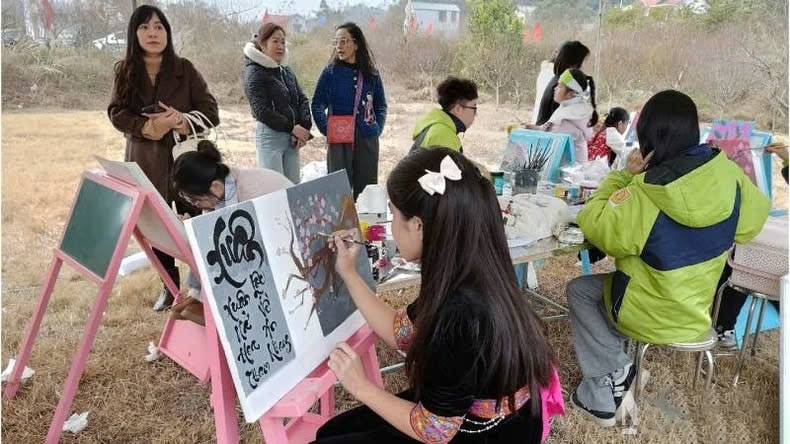 Các em học sinh trên địa bàn thành phố Lạng Sơn tham gia hội thi vẽ hoa đào Các em học sinh trên địa bàn thành phố Lạng Sơn tham gia hội thi vẽ hoa đào