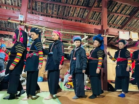 Múa trong nhà trong Lễ ma tươi của người Lô Lô đen