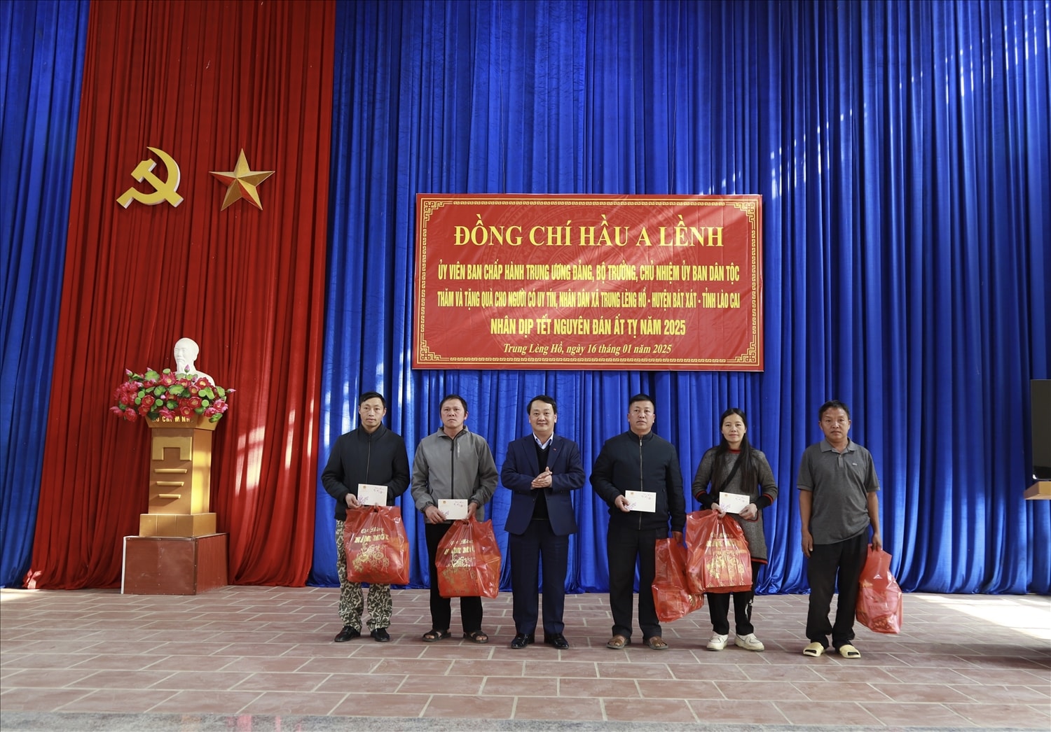 Bộ trưởng, Chủ nhiệm Ủy ban Dân tộc Hầu A Lềnh tặng quà Người có uy tín trong đồng bào DTTS huyện Bát Xát Bộ trưởng, Chủ nhiệm Ủy ban Dân tộc Hầu A Lềnh tặng quà Người có uy tín trong đồng bào DTTS huyện Bát Xát