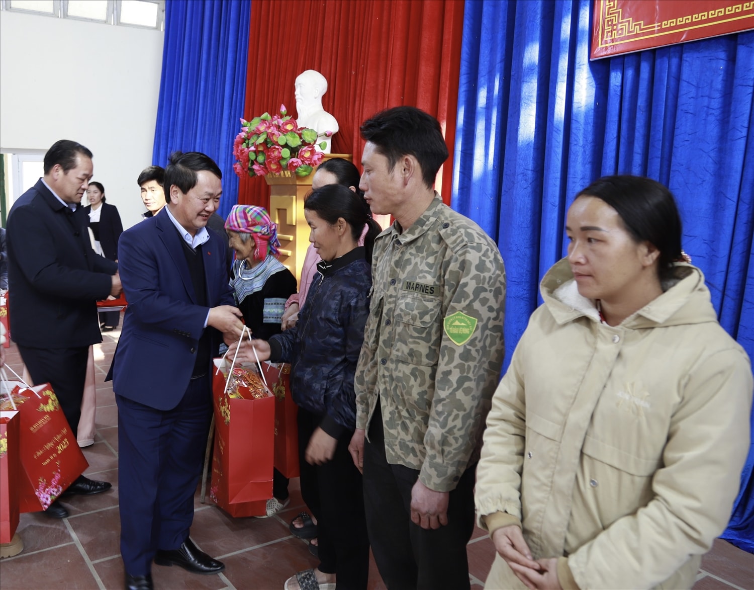 Bộ trưởng, Chủ nhiệm Ủy ban Dân tộc Hầu A Lềnh tặng quà hộ nghèo DTTS xã Trung Lèng Hồ Bộ trưởng, Chủ nhiệm Ủy ban Dân tộc Hầu A Lềnh tặng quà hộ nghèo DTTS xã Trung Lèng Hồ