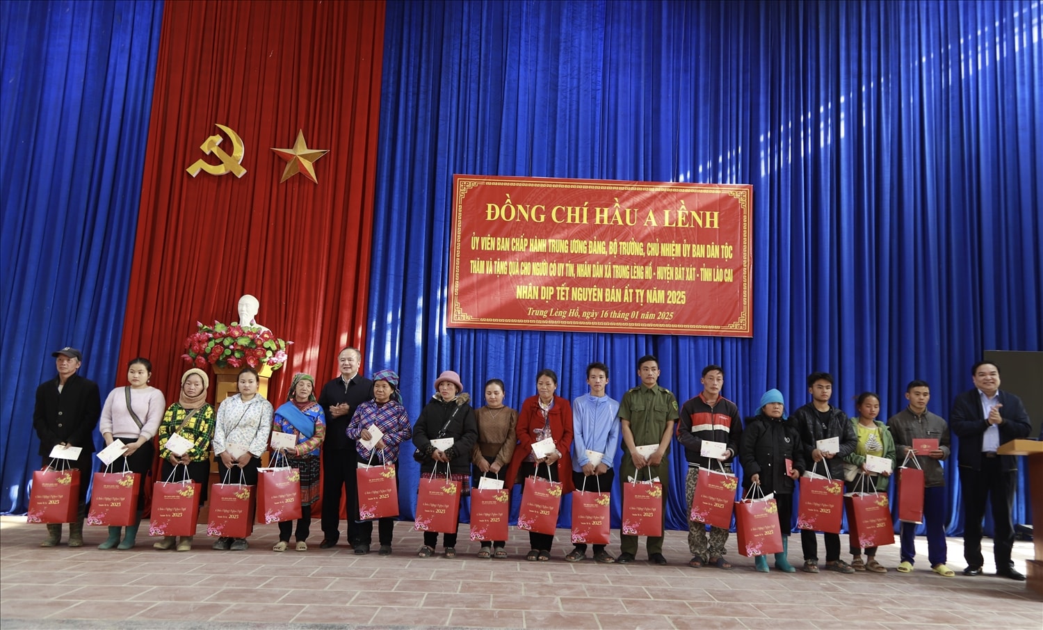 Lãnh đạo các vụ trong Đoàn công tác của Ủy ban Dân tộc cùng trao quà cho các hộ đồng bào DTTS nghèo Lãnh đạo các vụ trong Đoàn công tác của Ủy ban Dân tộc cùng trao quà cho các hộ đồng bào DTTS nghèo