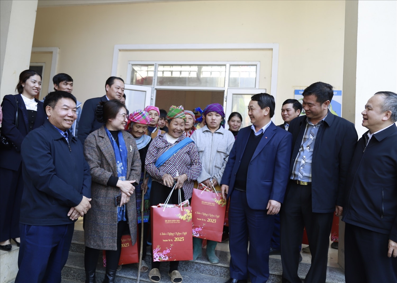 Bộ trưởng, Chủ nhiệm Ủy ban Dân tộc Hầu A Lềnh trò chuyện với cán bộ và đồng bào DTTS tại xã Trung Lèng Hồ Bộ trưởng, Chủ nhiệm Ủy ban Dân tộc Hầu A Lềnh trò chuyện với cán bộ và đồng bào DTTS tại xã Trung Lèng Hồ