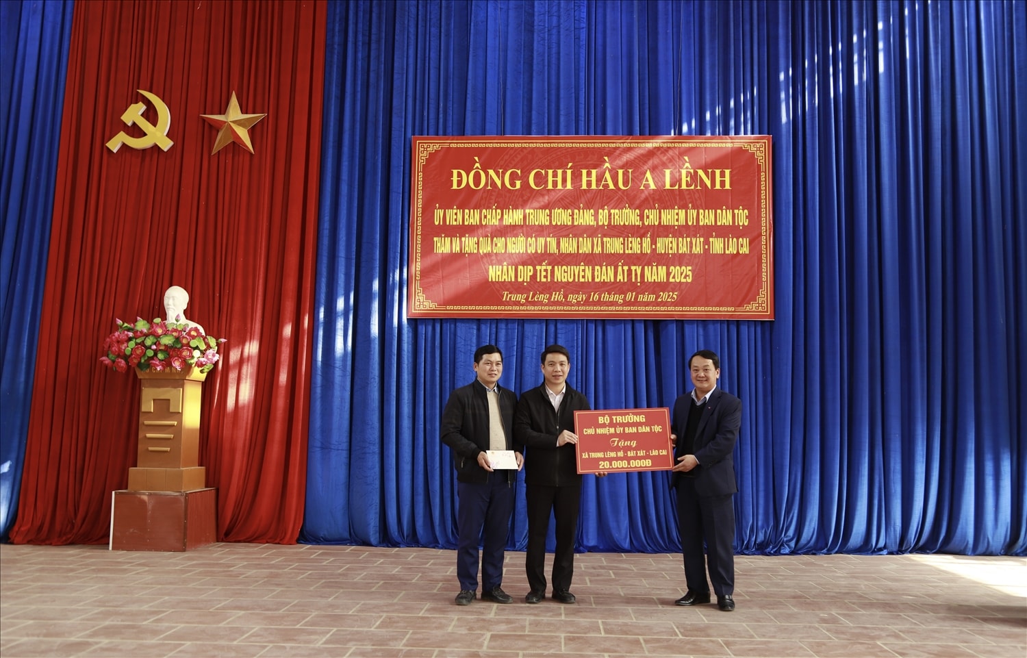 Bộ trưởng, Chủ nhiệm Ủy ban Dân tộc Hầu A Lềnh tặng quà tập thể xã Trung Lèng Hồ Bộ trưởng, Chủ nhiệm Ủy ban Dân tộc Hầu A Lềnh tặng quà tập thể xã Trung Lèng Hồ