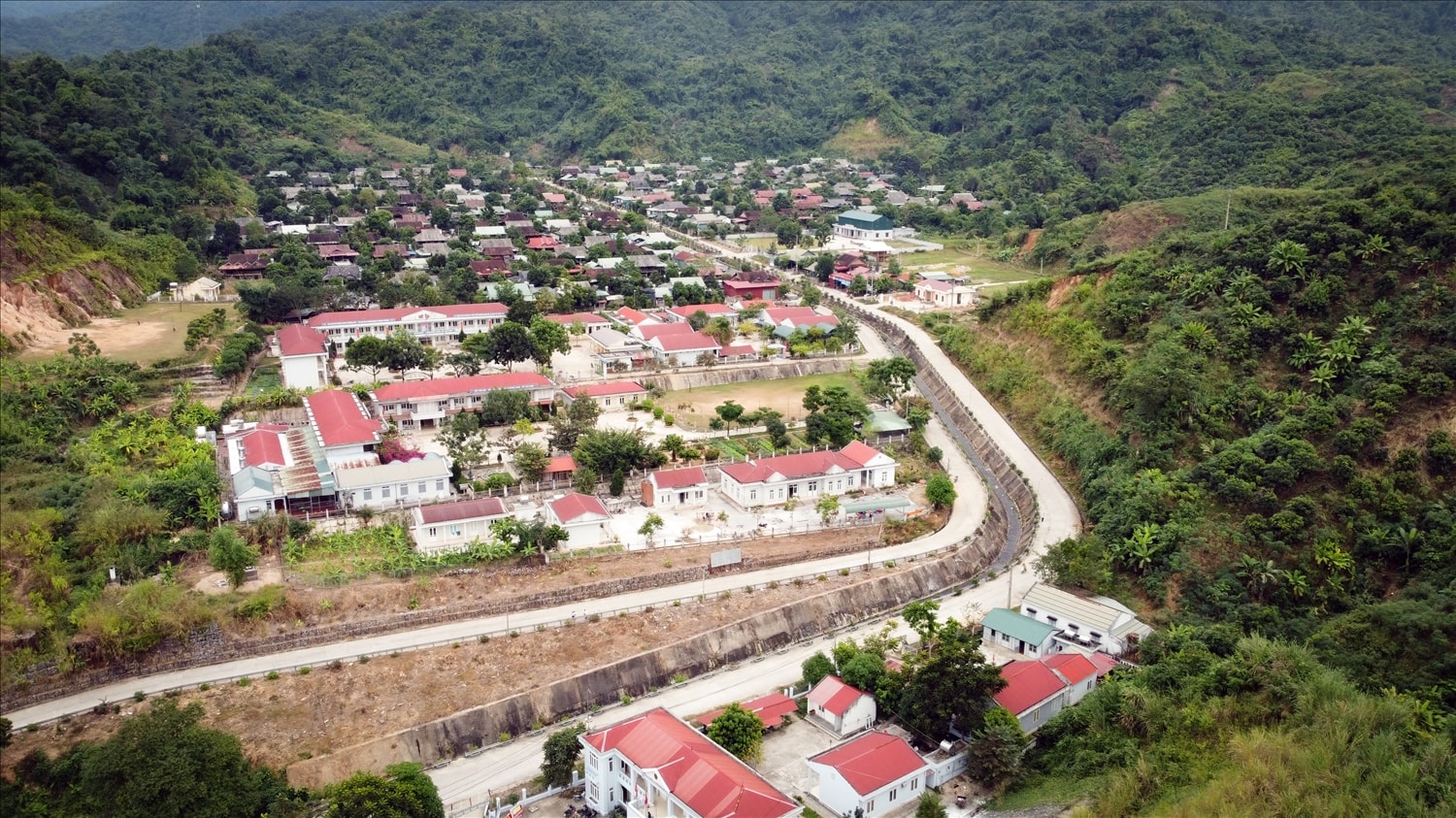 Toàn cảnh xã Mường Mô sau 10 năm di dân tái định cư. Toàn cảnh xã Mường Mô sau 10 năm di dân tái định cư.