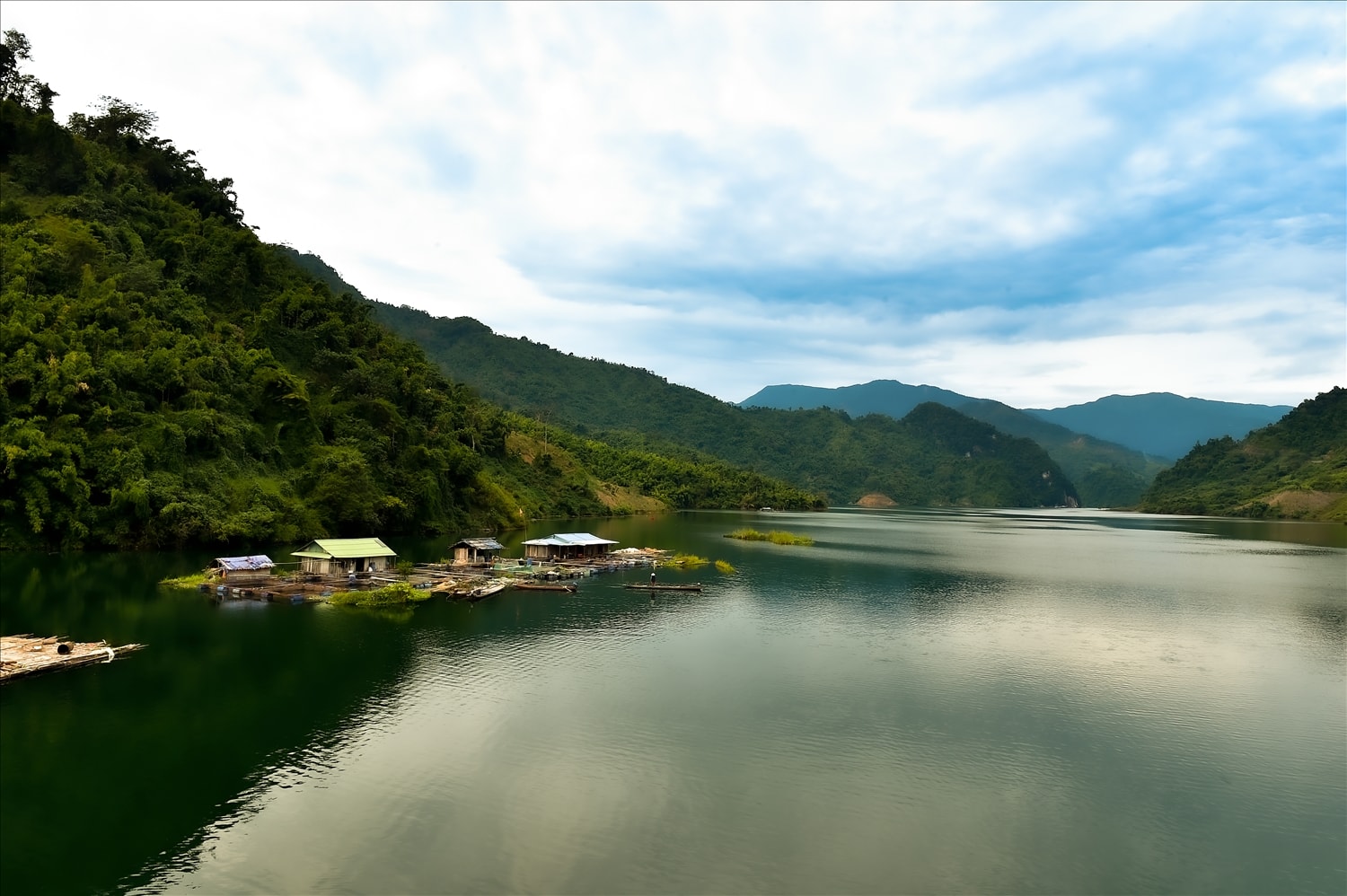 Hệ thống cá lồng bè mang lại kinh tế và góp phần thúc đẩy du lịch cho Mường Mô và Nậm Nhùn. Hệ thống cá lồng bè mang lại kinh tế và góp phần thúc đẩy du lịch cho Mường Mô và Nậm Nhùn.