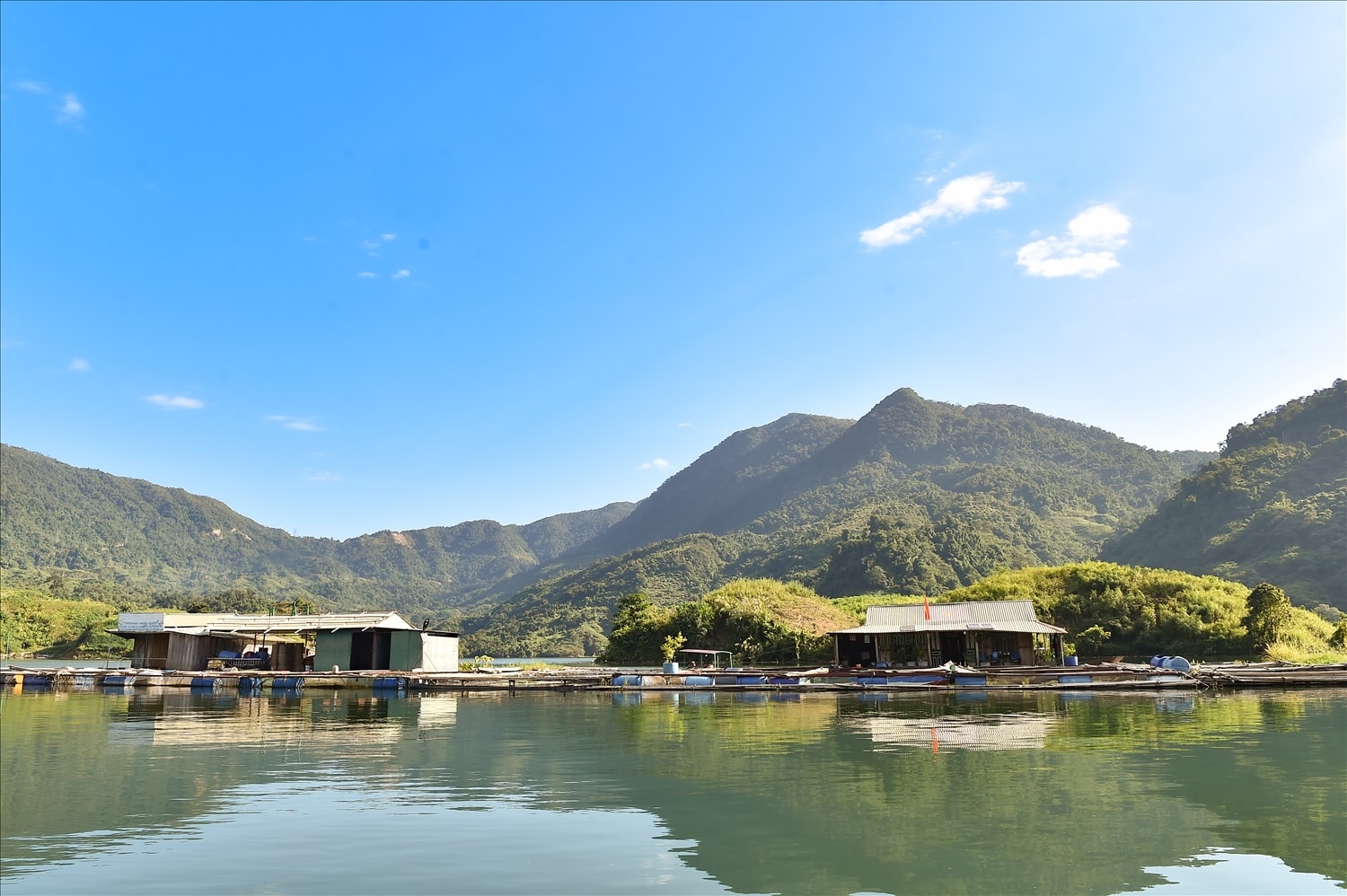 Nhà nổi là nguồn sinh kế chính của nhiều hộ gia đình tại Mường Mô. Nhà nổi là nguồn sinh kế chính của nhiều hộ gia đình tại Mường Mô.