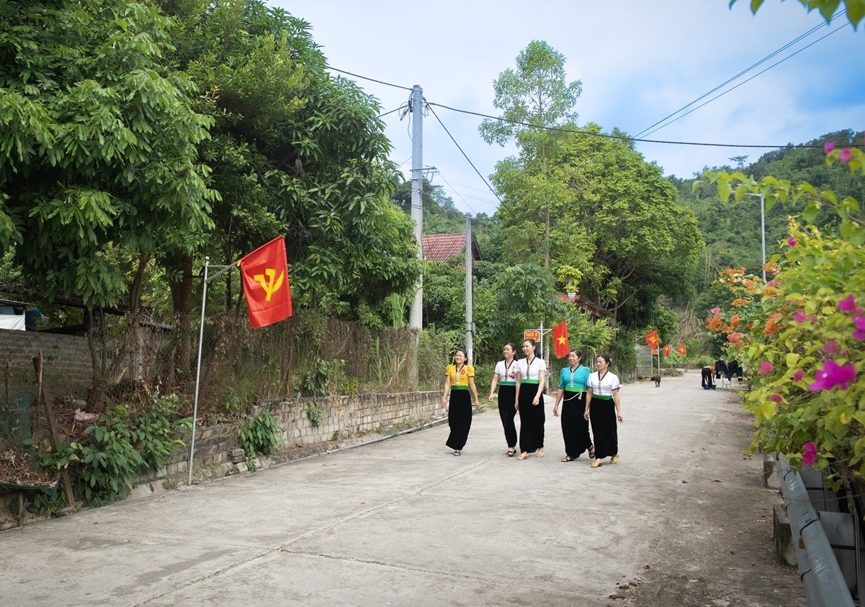 Niềm vui trên con đường nông thôn mới của bà con bản Mường Mô (xã Mường Mô, huyện Nậm Nhùn, tỉnh Lai Châu). Niềm vui trên con đường nông thôn mới của bà con bản Mường Mô (xã Mường Mô, huyện Nậm Nhùn, tỉnh Lai Châu).