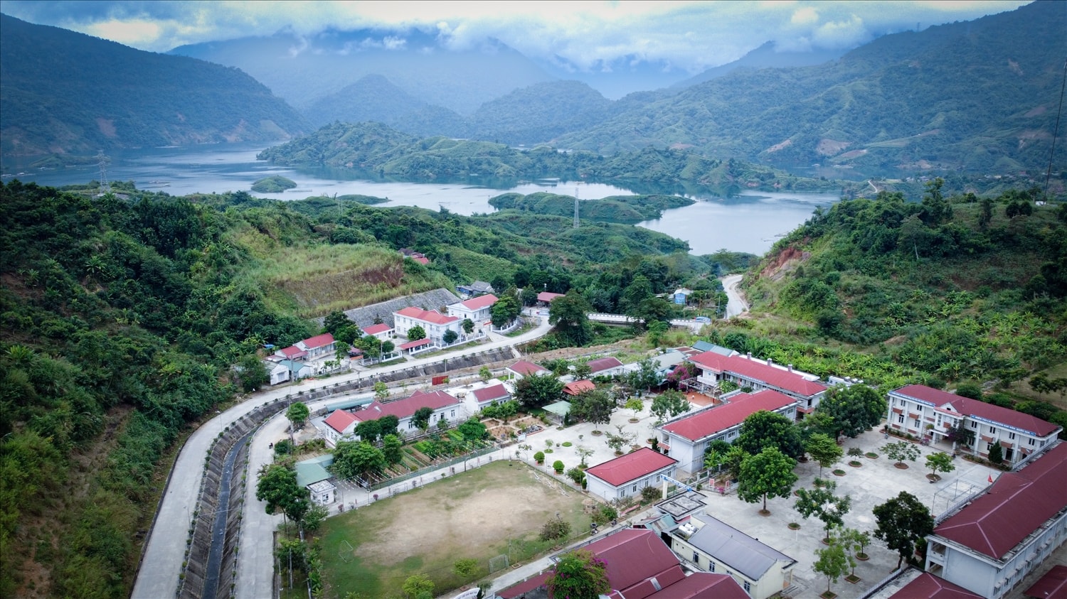 Hệ thống đường giao thông đi lại thuận lợi, có điện lưới, các điểm trường được xây dựng kiên cố khang trang đã đưa xã Mường Mô trở thành xã điển hình nông thôn mới… Hệ thống đường giao thông đi lại thuận lợi, có điện lưới, các điểm trường được xây dựng kiên cố khang trang đã đưa xã Mường Mô trở thành xã điển hình nông thôn mới…