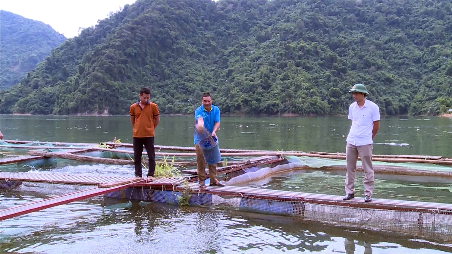 Bà con xã Mường Mô hình biết khai thác lợi thế từ lòng hồ Thuỷ điện Lai Châu để nuôi cá lồng bè. Bà con xã Mường Mô hình biết khai thác lợi thế từ lòng hồ Thuỷ điện Lai Châu để nuôi cá lồng bè.