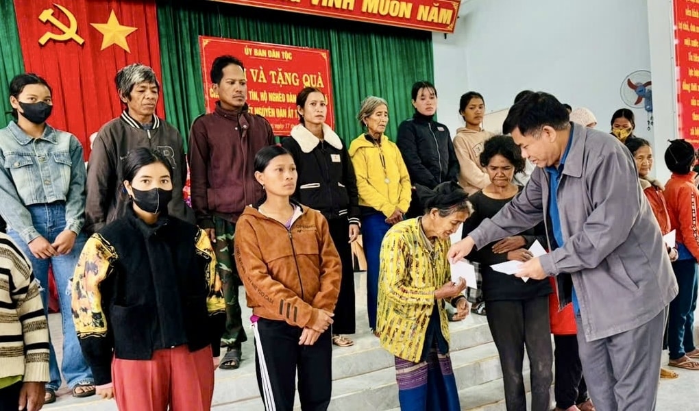 Thứ trưởng, Phó Chủ nhiệm UBDT Y Thông  ân cần thăm hỏi, gửi những lời chúc tốt đẹp, lời chúc mừng năm mới tới Người có uy tín, gia đình đồng bào DTTS nghèo