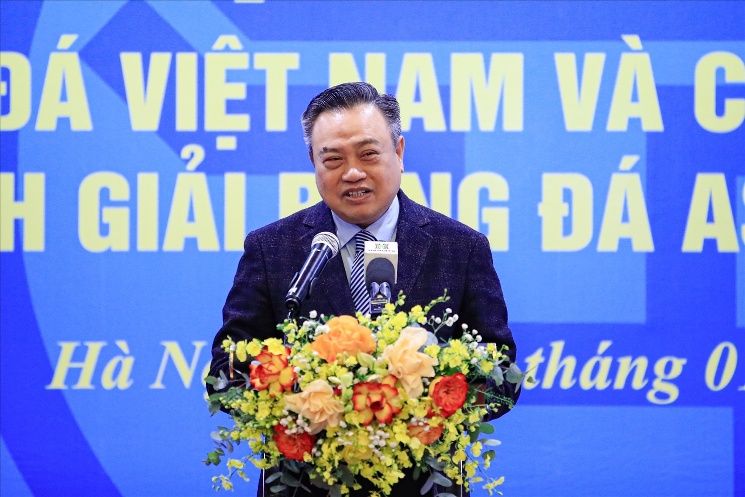 Ông Trần Sỹ Thanh, Ủy viên Ban chấp hành Trung ương Đảng, Phó Bí thư Thành ủy, Chủ tịch Uỷ ban nhân dân thành phố Hà Nội phát biểu tại buổi lễ. Ông Trần Sỹ Thanh, Ủy viên Ban chấp hành Trung ương Đảng, Phó Bí thư Thành ủy, Chủ tịch Uỷ ban nhân dân thành phố Hà Nội phát biểu tại buổi lễ.