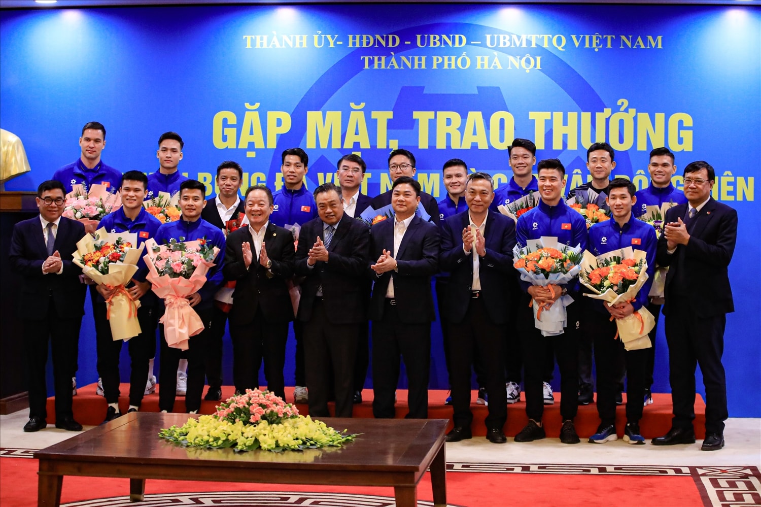Thành phố Hà Nội trao thưởng cho đội tuyển Việt Nam và các cầu thủ Hà Nội. Thành phố Hà Nội trao thưởng cho đội tuyển Việt Nam và các cầu thủ Hà Nội.