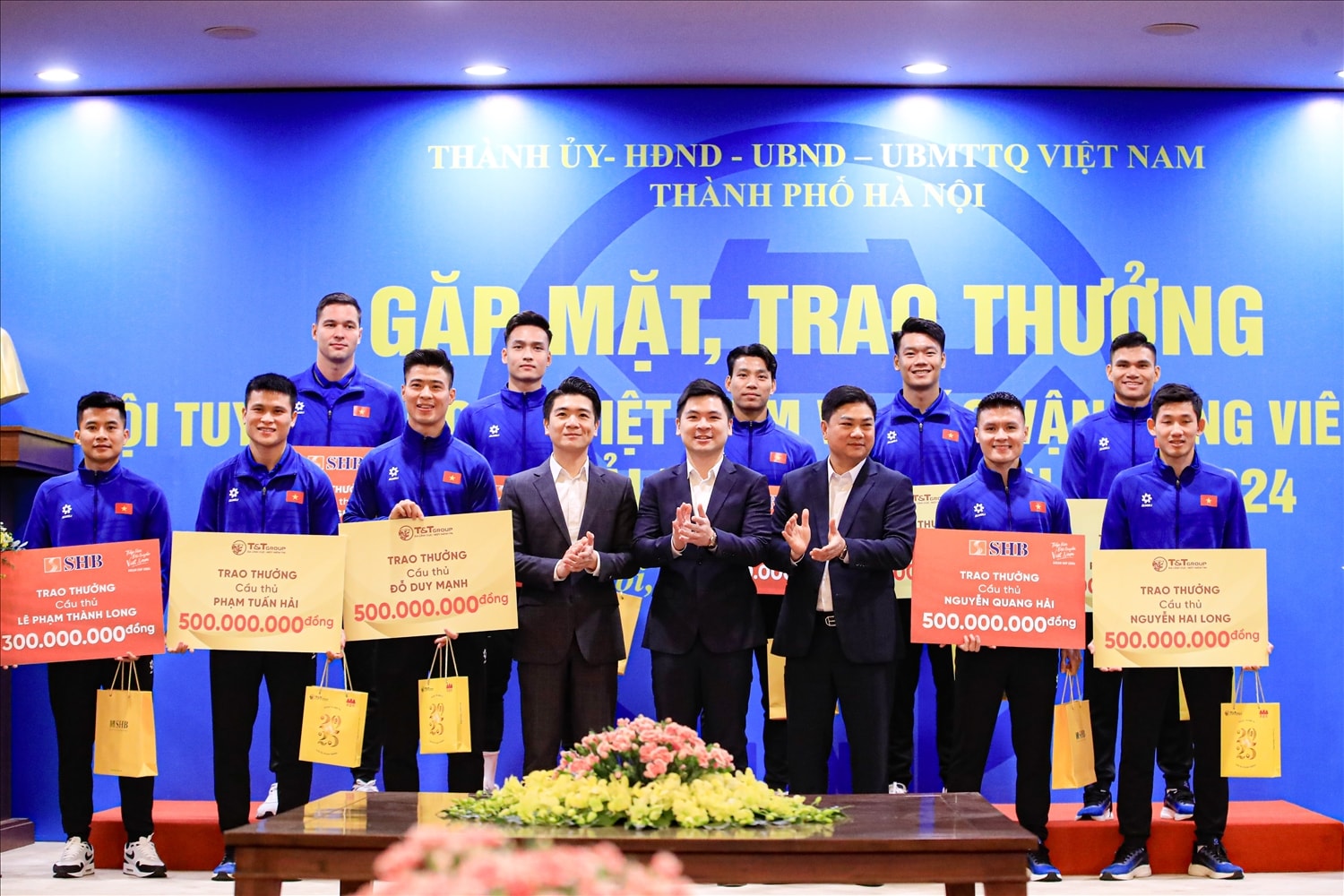 Tập đoàn T&T Group và Ngân hàng SHB trao thưởng cho các cầu thủ CLB Hà Nội và CLB Công an Hà Nội. Tập đoàn T&T Group và Ngân hàng SHB trao thưởng cho các cầu thủ CLB Hà Nội và CLB Công an Hà Nội.
