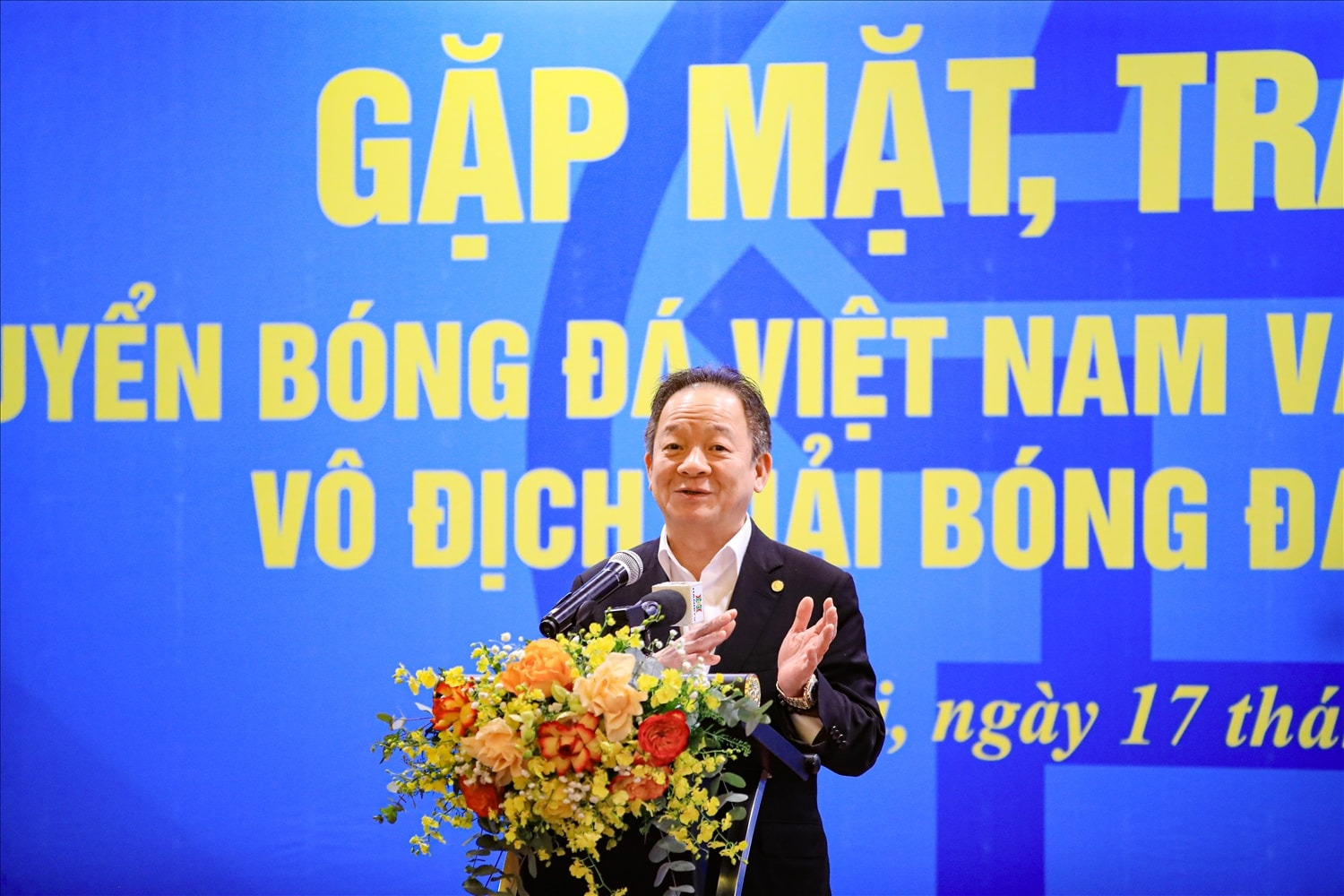 Nhà sáng lập, Chủ tịch điều hành Tập đoàn T&T Group, Chủ tịch Ngân hàng SHB, ông Đỗ Quang Hiển chúc mừng thành tích của các cầu thủ Hà Nội và đội tuyển Việt Nam. Nhà sáng lập, Chủ tịch điều hành Tập đoàn T&T Group, Chủ tịch Ngân hàng SHB, ông Đỗ Quang Hiển chúc mừng thành tích của các cầu thủ Hà Nội và đội tuyển Việt Nam.