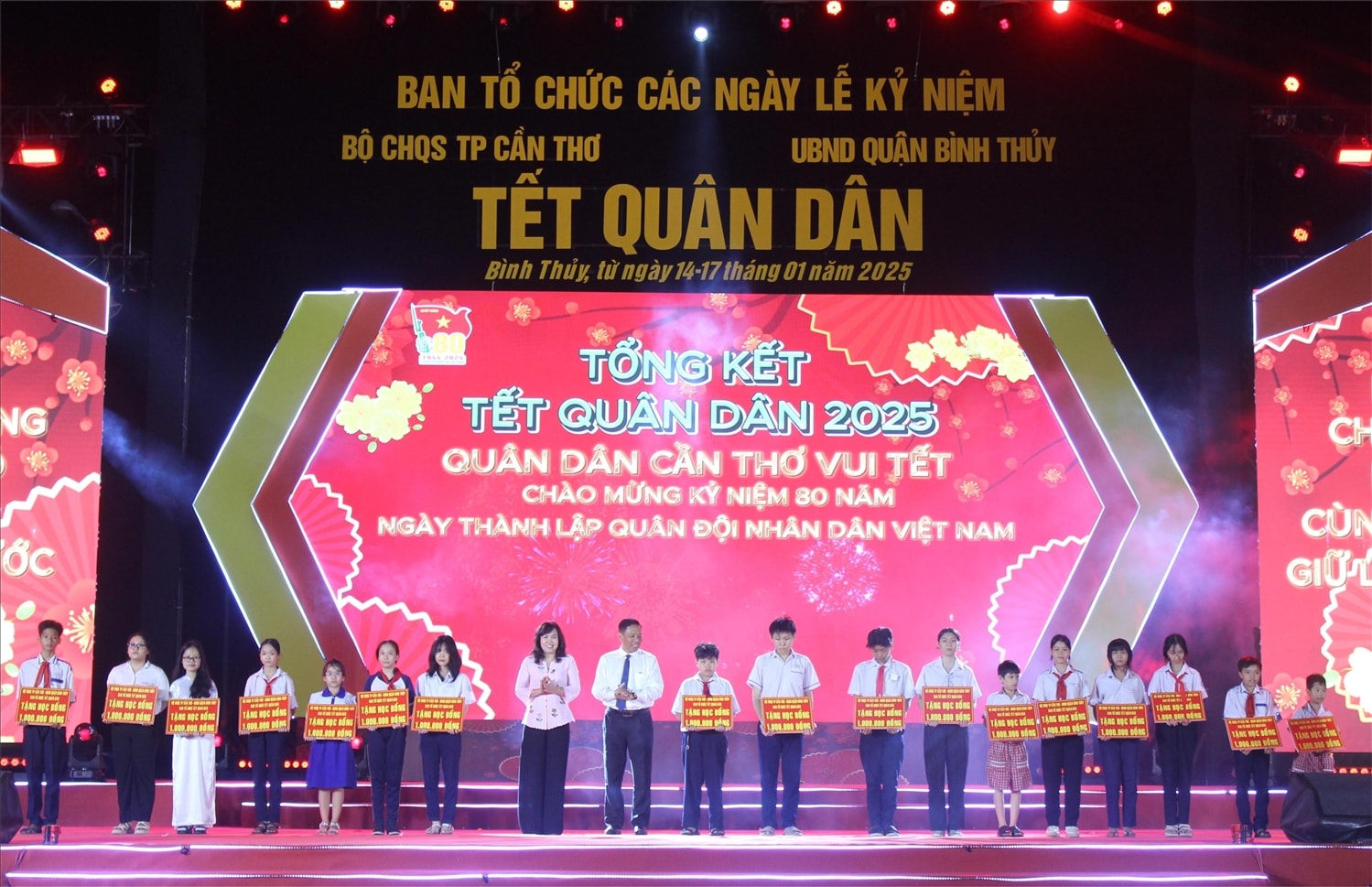 Lãnh đạo TP. Cần Thơ trao tặng học bổng cho các em học sinh có hoàn cảnh khó khăn
