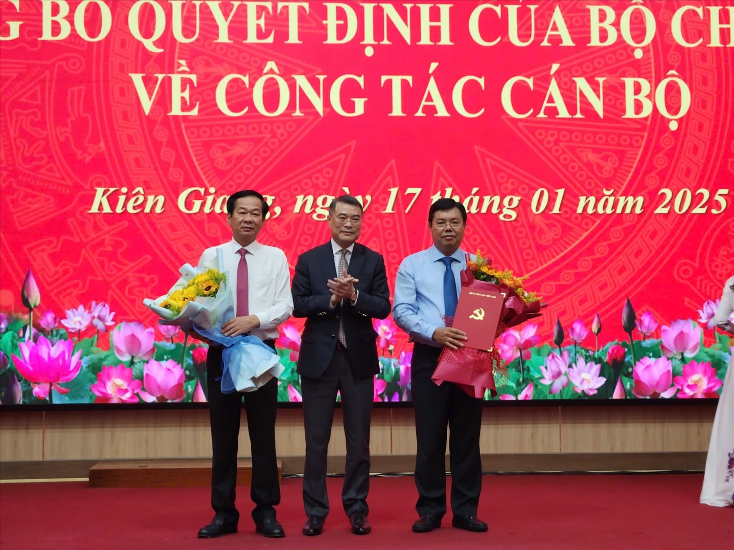 Trưởng ban Tổ chức Trung ương Lê Minh Hưng  tặng hoa cho ông Nguyễn Tiến Hải (bên phải) và ông Đỗ Thanh Bình (bên trái)