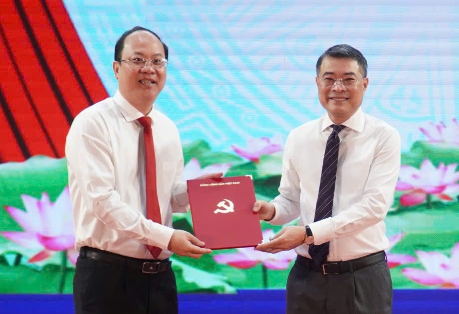 Trưởng ban Tổ chức Trung ương Lê Minh Hưng (bên phải) trao quyết định của Bộ Chính trị cho ông Nguyễn Hồ Hải Trưởng ban Tổ chức Trung ương Lê Minh Hưng (bên phải) trao quyết định của Bộ Chính trị cho ông Nguyễn Hồ Hải