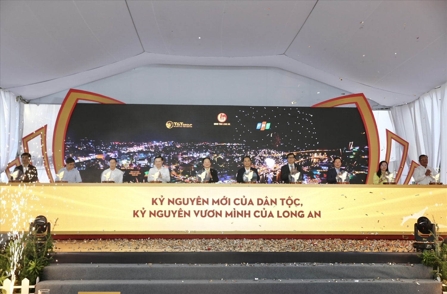Lãnh đạo tỉnh Long An và đại diện các doanh nghiệp thực hiện nghi thức kết nối, thể hiện sự cam kết,  đồng hành và chung tay xây dựng Long An thịnh vượng, bền vững trong tương lai.