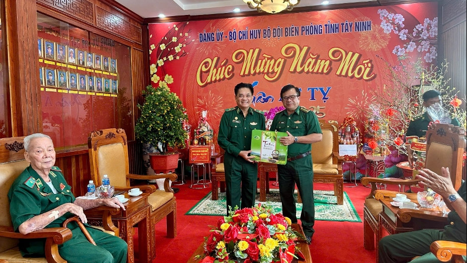 Thiếu tướng Lê Thái Ngọc (bên trái), nguyên Phó tư lệnh Bộ đội Biên phòng, Trưởng ban liên lạc Bộ đội Biên phòng TP Hồ Chí Minh  trao quà và chúc tết cán bộ, chiến sĩ  Bộ chỉ huy Bộ đội Biên phòng tỉnh Tây Ninh