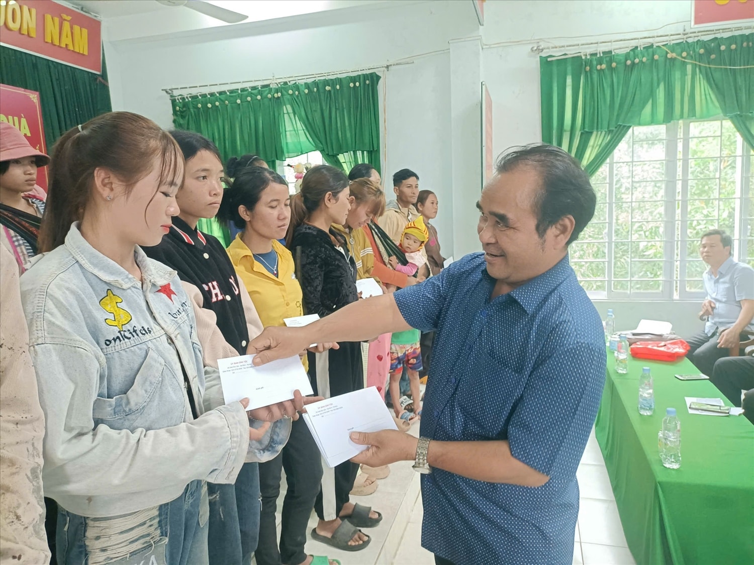 Đại diện lãnh đạo Vụ Công tác dân tộc địa phương  tham gia tặng quà tại Sông Hinh.
