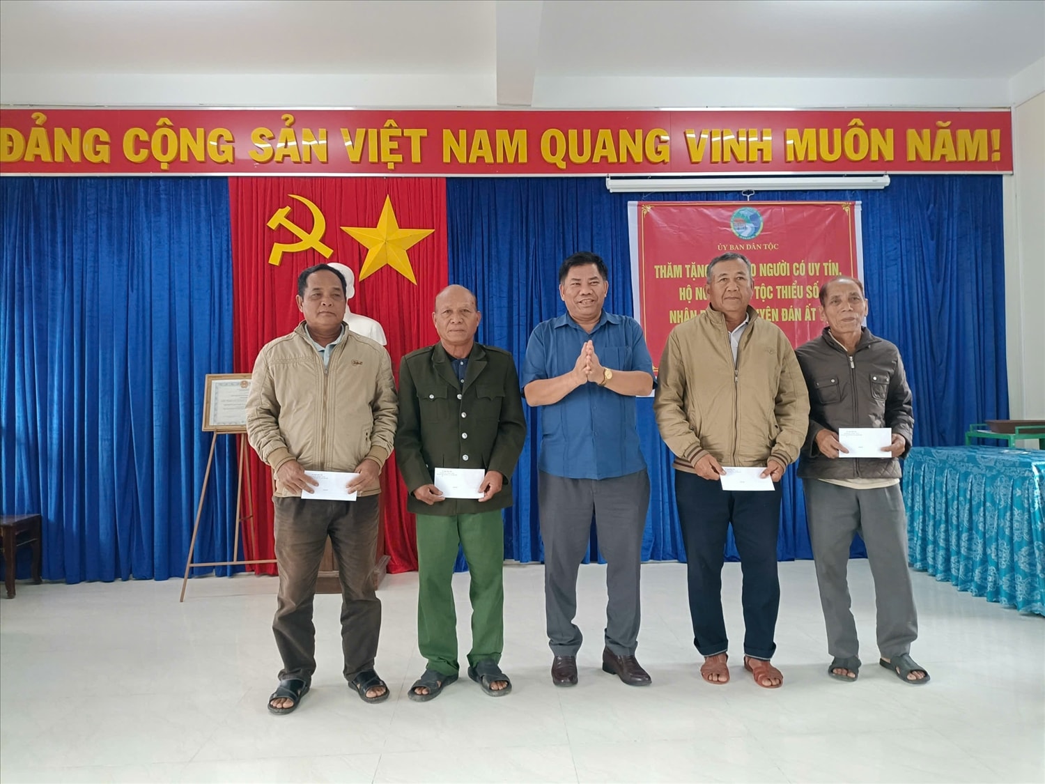 (Tin) Thứ trưởng, Phó chủ nhiệm UBDT Y Thông đến thăm và tặng  quà Tết cho bà con đồng bào DTTS ở Phú Yên 5