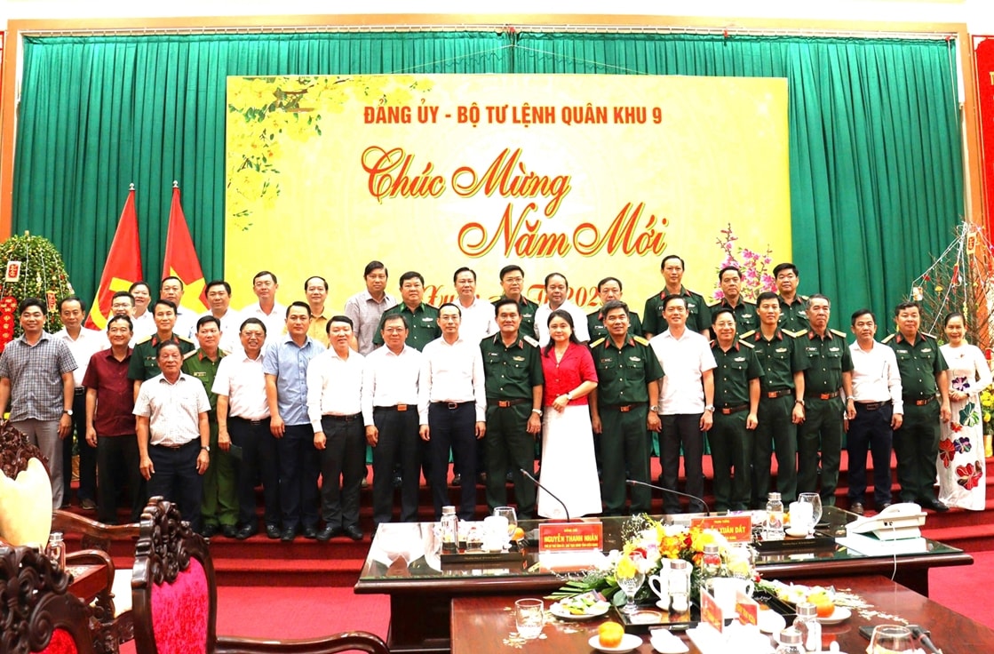 Đoàn chúc tết của lãnh đạo tỉnh Kiên Giang chụp ảnh lưu niệm cùng đại diện lãnh đạo BTL  Quân khu 9