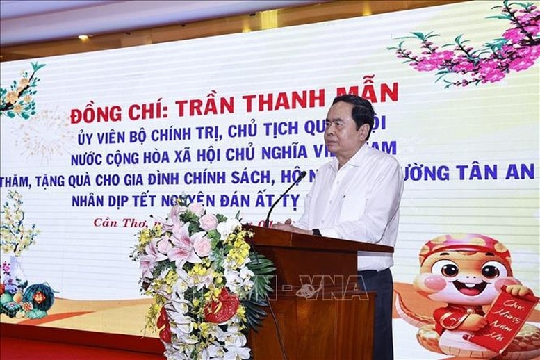 Chủ tịch Quốc hội Trần Thanh Mẫn chúc Tết nhân dân phường Tân An. Ảnh: TTXVN Chủ tịch Quốc hội Trần Thanh Mẫn chúc Tết nhân dân phường Tân An. Ảnh: TTXVN