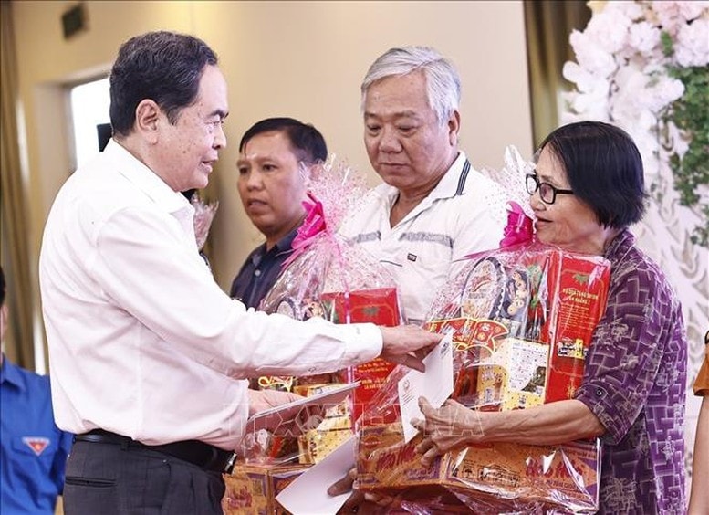 Chủ tịch Quốc hội Trần Thanh Mẫn tặng quà Tết cho gia đình chính sách, hộ nghèo phường Tân An, thành phố Cần Thơ. Ảnh: TTXVN Chủ tịch Quốc hội Trần Thanh Mẫn tặng quà Tết cho gia đình chính sách, hộ nghèo phường Tân An, thành phố Cần Thơ. Ảnh: TTXVN