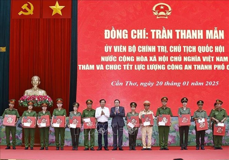Chủ tịch Quốc hội Trần Thanh Mẫn tặng quà Tết cho cán bộ, chiến sĩ có hoàn cảnh khó khăn của Công an thành phố Cần Thơ. Ảnh: TTXVN Chủ tịch Quốc hội Trần Thanh Mẫn tặng quà Tết cho cán bộ, chiến sĩ có hoàn cảnh khó khăn của Công an thành phố Cần Thơ. Ảnh: TTXVN