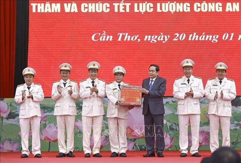 Chủ tịch Quốc hội Trần Thanh Mẫn tặng quà Tết cho Công an thành phố Cần Thơ. Ảnh: TTXVN Chủ tịch Quốc hội Trần Thanh Mẫn tặng quà Tết cho Công an thành phố Cần Thơ. Ảnh: TTXVN