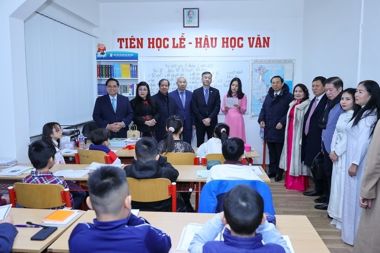 Thủ tướng thăm lớp học tiếng Việt dành cho các cháu người Việt Nam tại TTTM Sapa - Ảnh VGP/Nhật Bắc Thủ tướng thăm lớp học tiếng Việt dành cho các cháu người Việt Nam tại TTTM Sapa - Ảnh VGP/Nhật Bắc