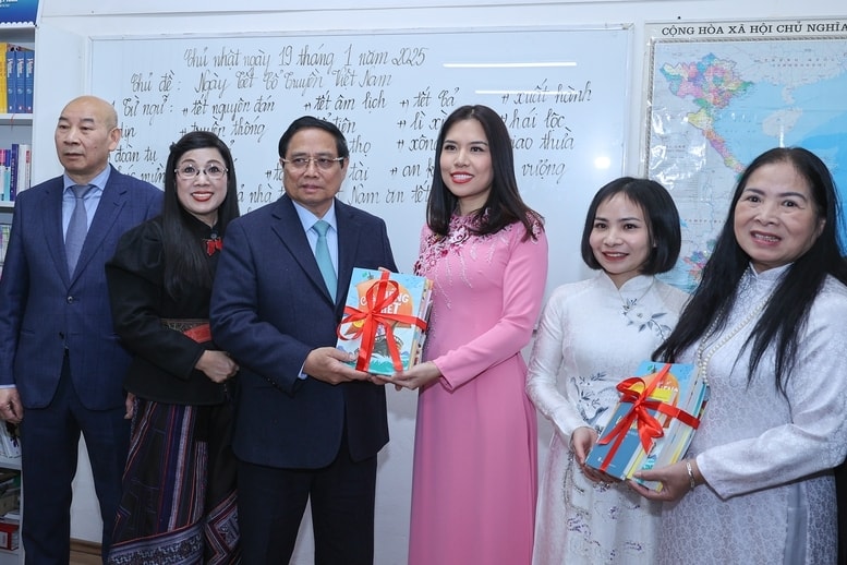 Thủ tướng thăm và tặng sách cho lớp học tiếng Việt dành cho các cháu người Việt Nam tại TTTM Sapa - Ảnh VGP/Nhật Bắc Thủ tướng thăm và tặng sách cho lớp học tiếng Việt dành cho các cháu người Việt Nam tại TTTM Sapa - Ảnh VGP/Nhật Bắc