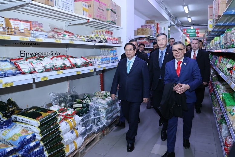 Thủ tướng đi thăm các gian hàng của bà con cộng đồng người Việt Nam kinh doanh tại Trung tâm thương mại Sapa - Ảnh VGP/Nhật Bắc Thủ tướng đi thăm các gian hàng của bà con cộng đồng người Việt Nam kinh doanh tại Trung tâm thương mại Sapa - Ảnh VGP/Nhật Bắc