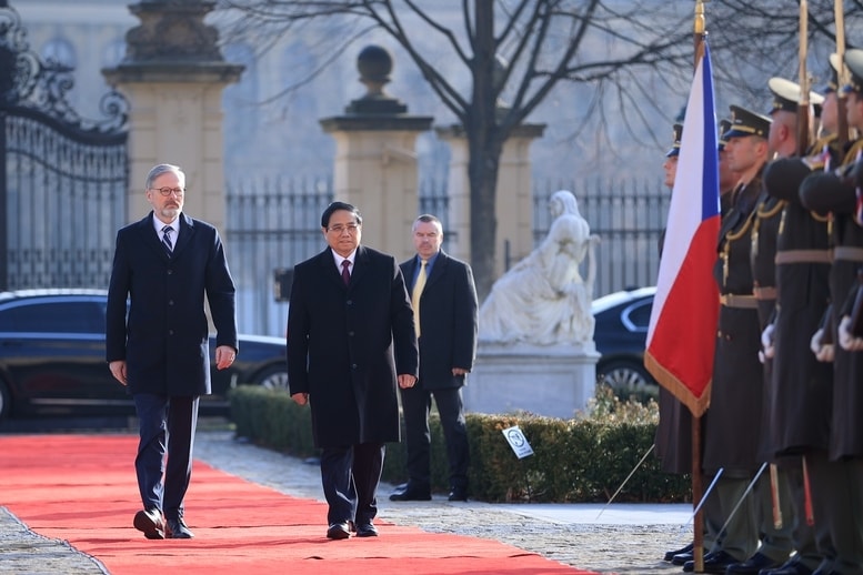 Sáng 20/1, tại Trụ sở Chính phủ Cộng hòa Czech ở thủ đô Praha, Thủ tướng Cộng hòa Czech Petr Fiala chủ trì buổi lễ trọng thể đón Thủ tướng Chính phủ Phạm Minh Chính cùng Phu nhân và Đoàn đại biểu Việt Nam - Ảnh: VGP/Nhật Bắc Sáng 20/1, tại Trụ sở Chính phủ Cộng hòa Czech ở thủ đô Praha, Thủ tướng Cộng hòa Czech Petr Fiala chủ trì buổi lễ trọng thể đón Thủ tướng Chính phủ Phạm Minh Chính cùng Phu nhân và Đoàn đại biểu Việt Nam - Ảnh: VGP/Nhật Bắc