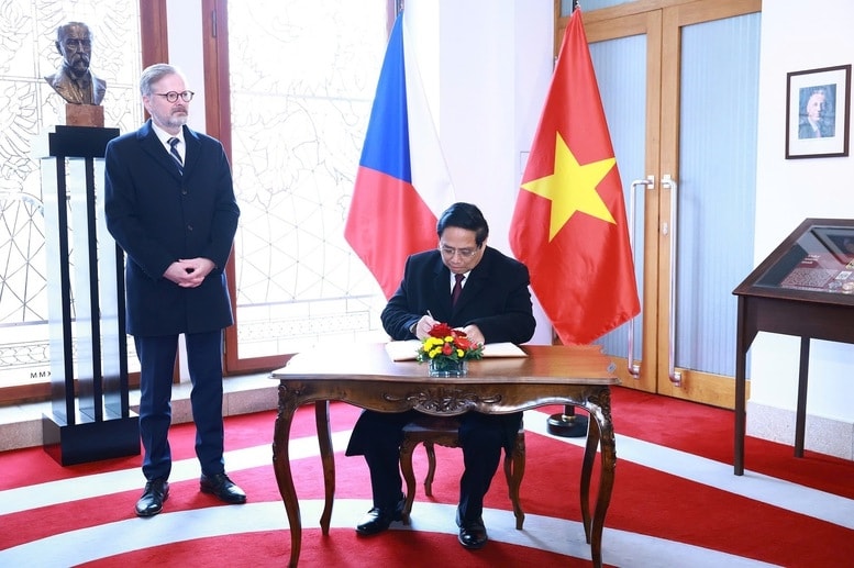 Thủ tướng Phạm Minh Chính ghi sổ lưu niệm tại Trụ sở Chính phủ Cộng hòa Czech - Ảnh: VGP/Nhật Bắc Thủ tướng Phạm Minh Chính ghi sổ lưu niệm tại Trụ sở Chính phủ Cộng hòa Czech - Ảnh: VGP/Nhật Bắc