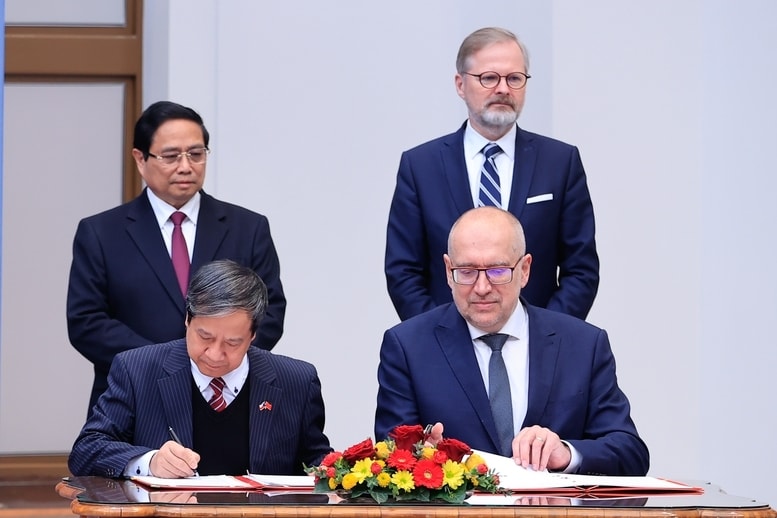 Hai Thủ tướng chứng kiến lễ ký kết Thỏa thuận giữa Chính phủ Việt Nam và Chính phủ Czech về hợp tác trong lĩnh vực giáo dục - Ảnh: VGP/Nhật Bắc Hai Thủ tướng chứng kiến lễ ký kết Thỏa thuận giữa Chính phủ Việt Nam và Chính phủ Czech về hợp tác trong lĩnh vực giáo dục - Ảnh: VGP/Nhật Bắc