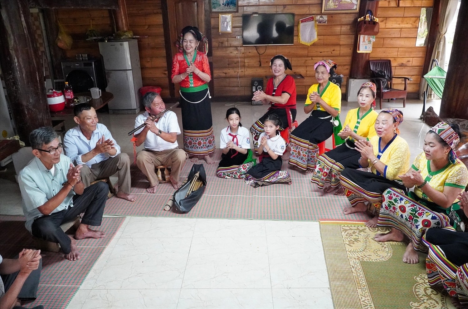 Một buổi sinh hoạt của Câu lạc bộ dân gian liên thế hệ ở bản Mường Ham - ảnh Hồng Minh Một buổi sinh hoạt của Câu lạc bộ dân gian liên thế hệ ở bản Mường Ham - ảnh Hồng Minh