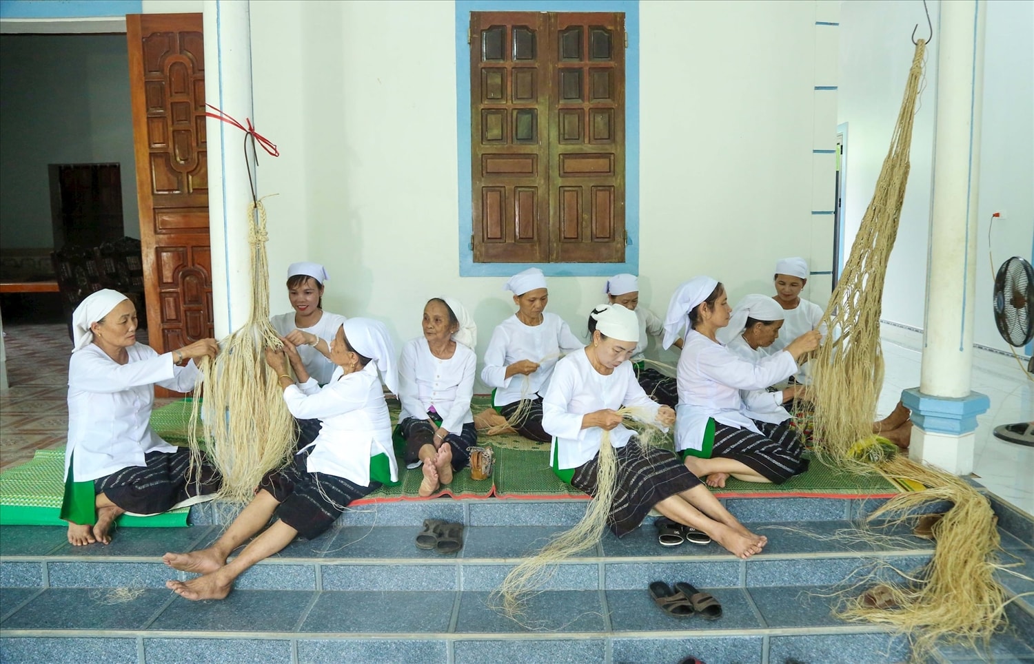 Đan võng gai là nghề truyền thống của người Thổ ở Quỳ Hợp - ảnh: Đình Tuyên Đan võng gai là nghề truyền thống của người Thổ ở Quỳ Hợp - ảnh: Đình Tuyên