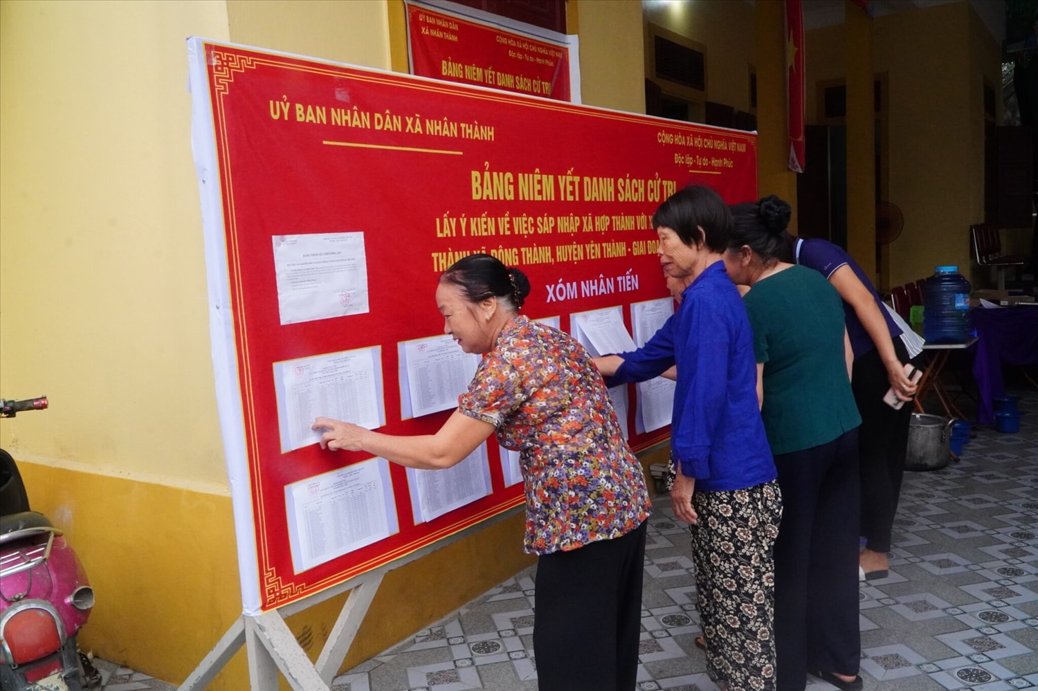 Cử tri  rà soát niêm yết danh sách cử tri trước khi nhận phiếu