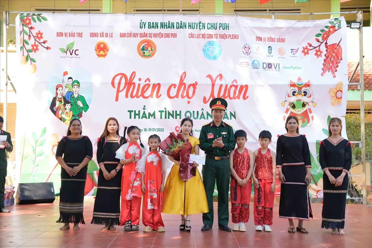 Chương trình “Phiên chợ Xuân - Thắm tình quân dân 2025” nhằm chăm lo cho đoàn viên, thanh thiếu nhi, người dân có hoàn cảnh khó khăn Chương trình “Phiên chợ Xuân - Thắm tình quân dân 2025” nhằm chăm lo cho đoàn viên, thanh thiếu nhi, người dân có hoàn cảnh khó khăn