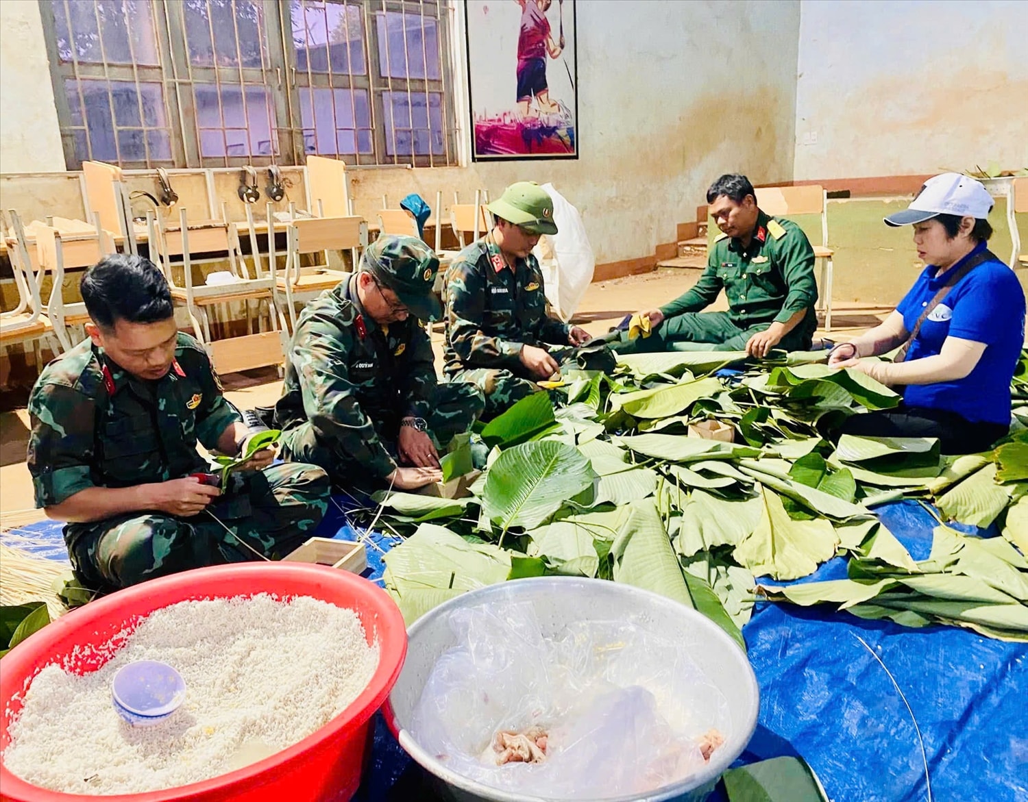 Cán bộ, chiến sĩ Ban Chỉ huy quân sự huyện Chư Pưh và tình nguyện viên gói bánh chưng, bánh tét tặng bà con Cán bộ, chiến sĩ Ban Chỉ huy quân sự huyện Chư Pưh và tình nguyện viên gói bánh chưng, bánh tét tặng bà con