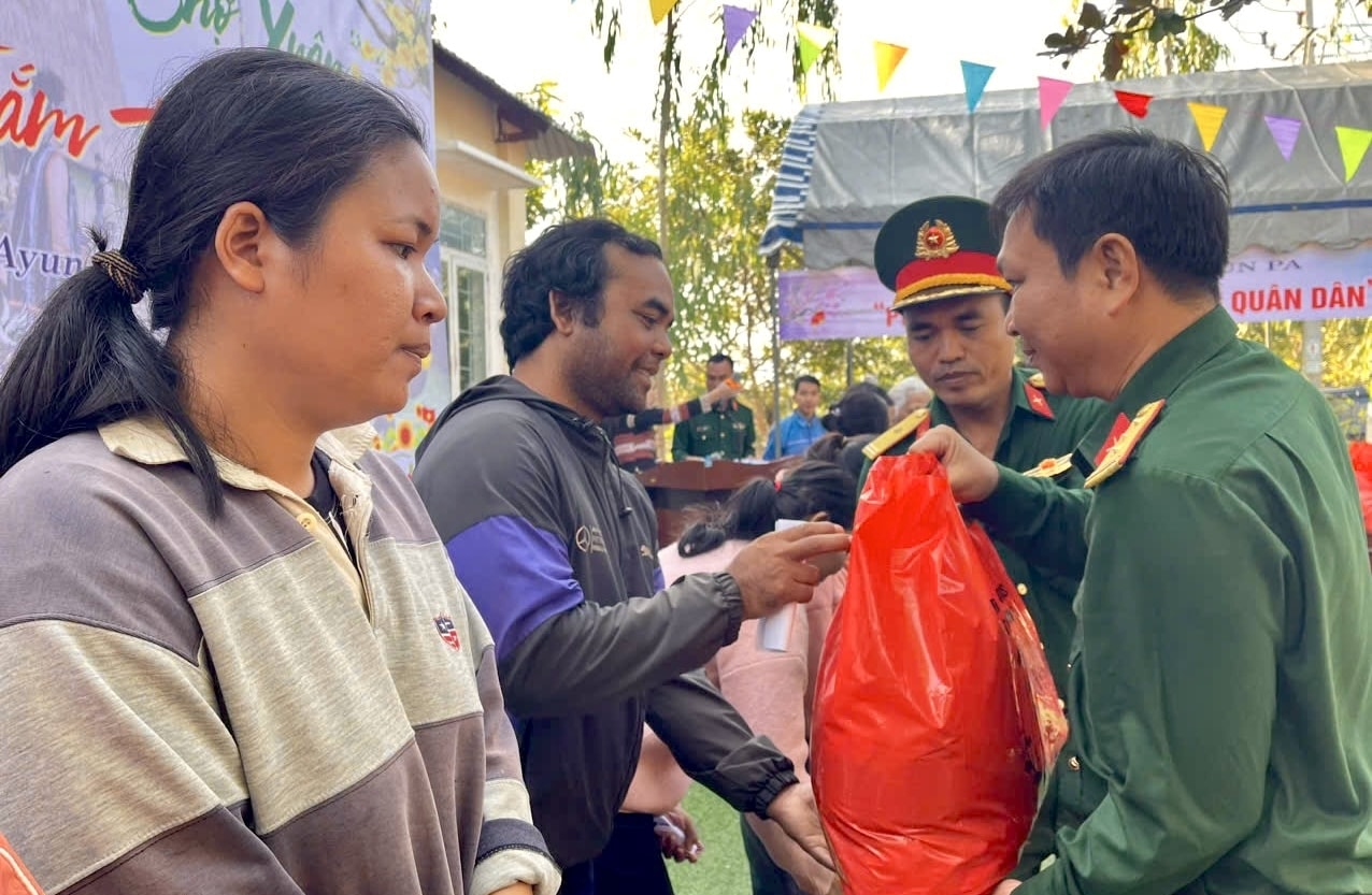 Ban Chỉ huy Quân sự thị xã Ayun Pa trao quà Tết cho hộ nghèo của xã Ia Rtô Ban Chỉ huy Quân sự thị xã Ayun Pa trao quà Tết cho hộ nghèo của xã Ia Rtô